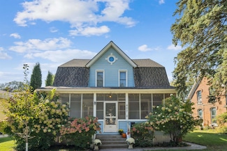 407 5th Ave, Decorah, IA 52101