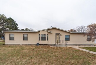 210 W 5th St, Juniata, NE 68955