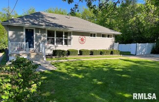 4507 NE Scenic Dr, Peoria, IL 61615