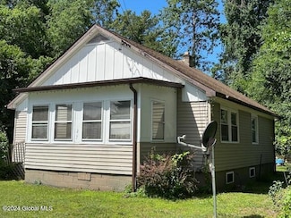 27 Maine Ave, Queensbury, NY 12804