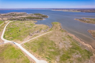 220 Lakeshore Ln, Windom, TX 75492