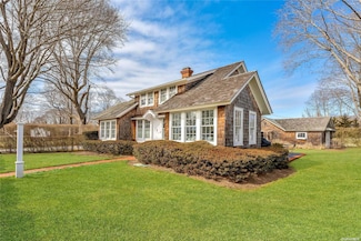1 Village Ln, Quogue, NY 11959