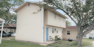 657 W 4th St Unit 13, Yorktown, TX 78164