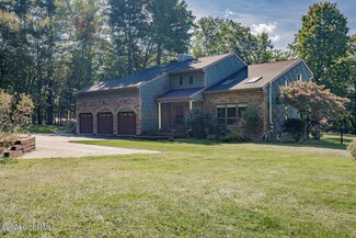 7 Hill Rd, Stillwater, NY 12170