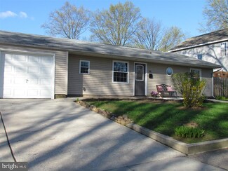 45 Twin Leaf Ln, Levittown, PA 19054