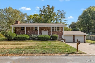 63 Glendale Dr, Glen Carbon, IL 62034