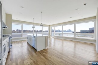 15 Somerset Ln Unit 320, Edgewater, NJ 07020