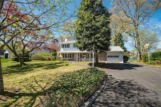 105 Ketewamoke Ave, Babylon, NY 11702
