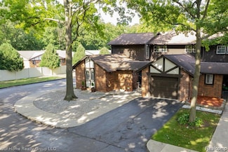 29284 Wellington Rd W, Southfield, MI 48034