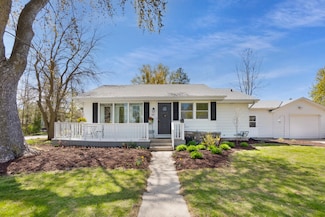 603 W Highland Ave, Oconomowoc, WI 53066
