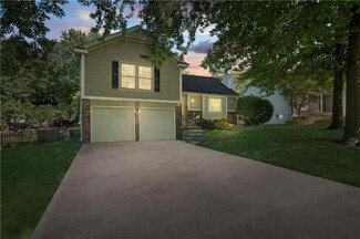 10561 Bradshaw St, Lenexa, KS 66215