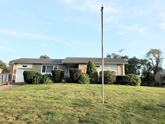 35 Norman Dr, Tiverton, RI 02878