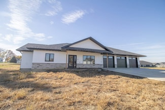 1502 Birch St, Hull, IA 51239