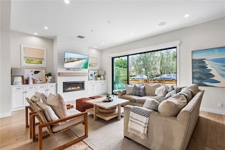 1545 Westminster Ave, Costa Mesa, CA 92627