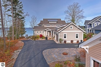 2755 Shorewood Dr, Traverse City, MI 49686