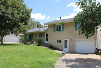 2809 Hillside Ct, Bettendorf, IA 52722