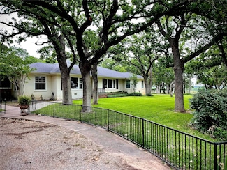 1265 S Main St, Jacksboro, TX 76458