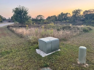 1929 N Lake Dr, Pekin, IL 61554