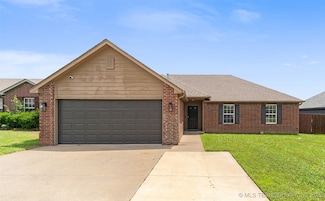 1110 S Catalina Dr, Oologah, OK 74053