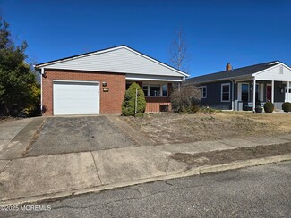 14 Banning Ct, Toms River, NJ 08757