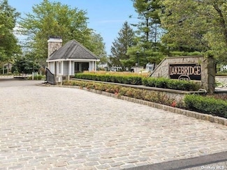 70 Lakebridge Dr S, Kings Park, NY 11754