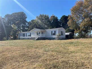 202 Kenneth St, Walhalla, SC 29691