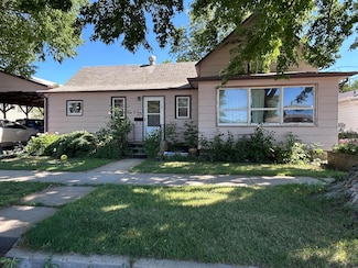 102 E Walnut St, Parkston, SD 57366