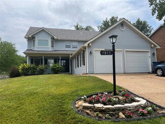 1813 Paris Dr, Godfrey, IL 62035
