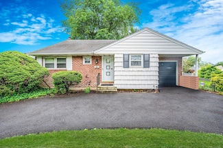120 Glen Rd, North Babylon, NY 11703
