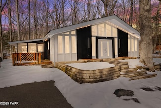 132 Washington Dr, Dingmans Ferry, PA 18328
