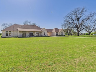 1211 E Scandinavian Ct, Granbury, TX 76048