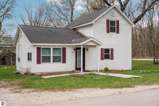 19913 Kent St, Interlochen, MI 49643
