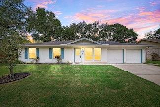 1102 W Flamingo Dr, Seabrook, TX 77586