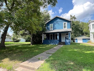 303 & 305 W Kirkwood Ave, Fairfield, IA 52556