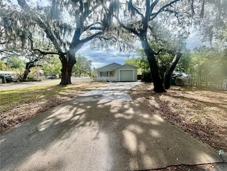 1040 N Clayton St, Mount Dora, FL 32757