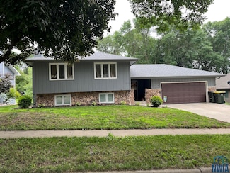6104 Pine View Dr, Sioux City, IA 51106