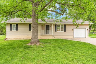 1107 E Mccracken Rd, Ozark, MO 65721