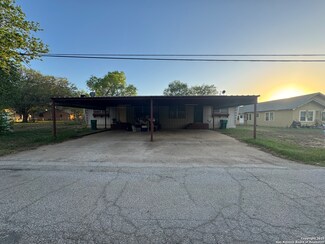 704 Cantrell Ave, Jourdanton, TX 78026