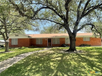 509 W Thomas St, Cuero, TX 77954