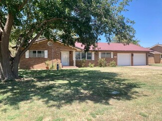 1903 Ennis St, Plainview, TX 79072