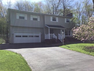 405 Ferndale Ln, Minoa, NY 13116
