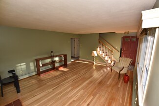 4 Robin Glen Rd, Stratham, NH 03885