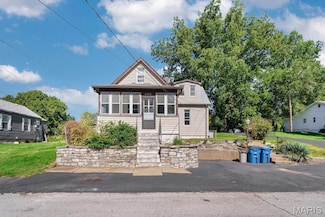 465 Bluff Dr, Saint Louis, MO 63137