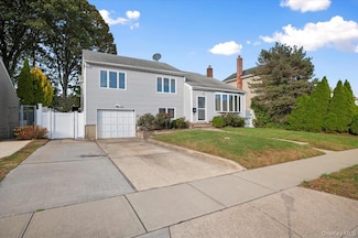 26 Bradford Ln, Bethpage, NY 11714
