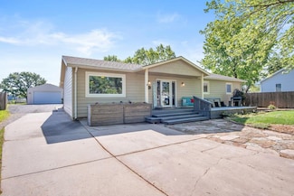 516 Meadowbrook Ct, Newton, KS 67114