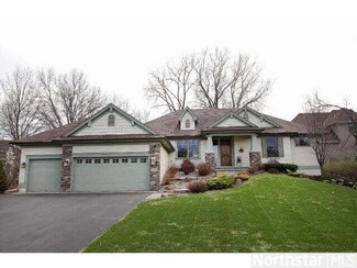 620 Woodland Dr, Mahtomedi, MN 55115