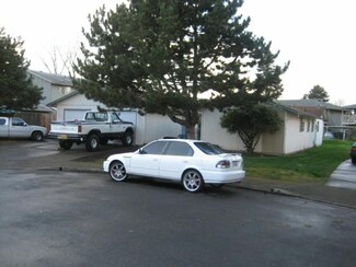 850 N Cloverleaf Loop, Springfield, OR 97477