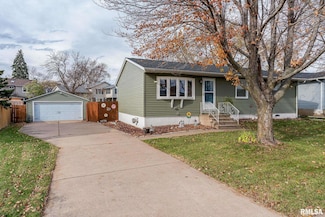 2920 High Point Dr, Davenport, IA 52806