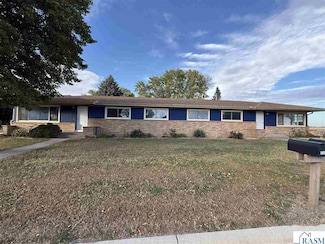 400 E North St, Waldorf, MN 56091