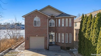 3165 Kenrick St, Keego Harbor, MI 48320